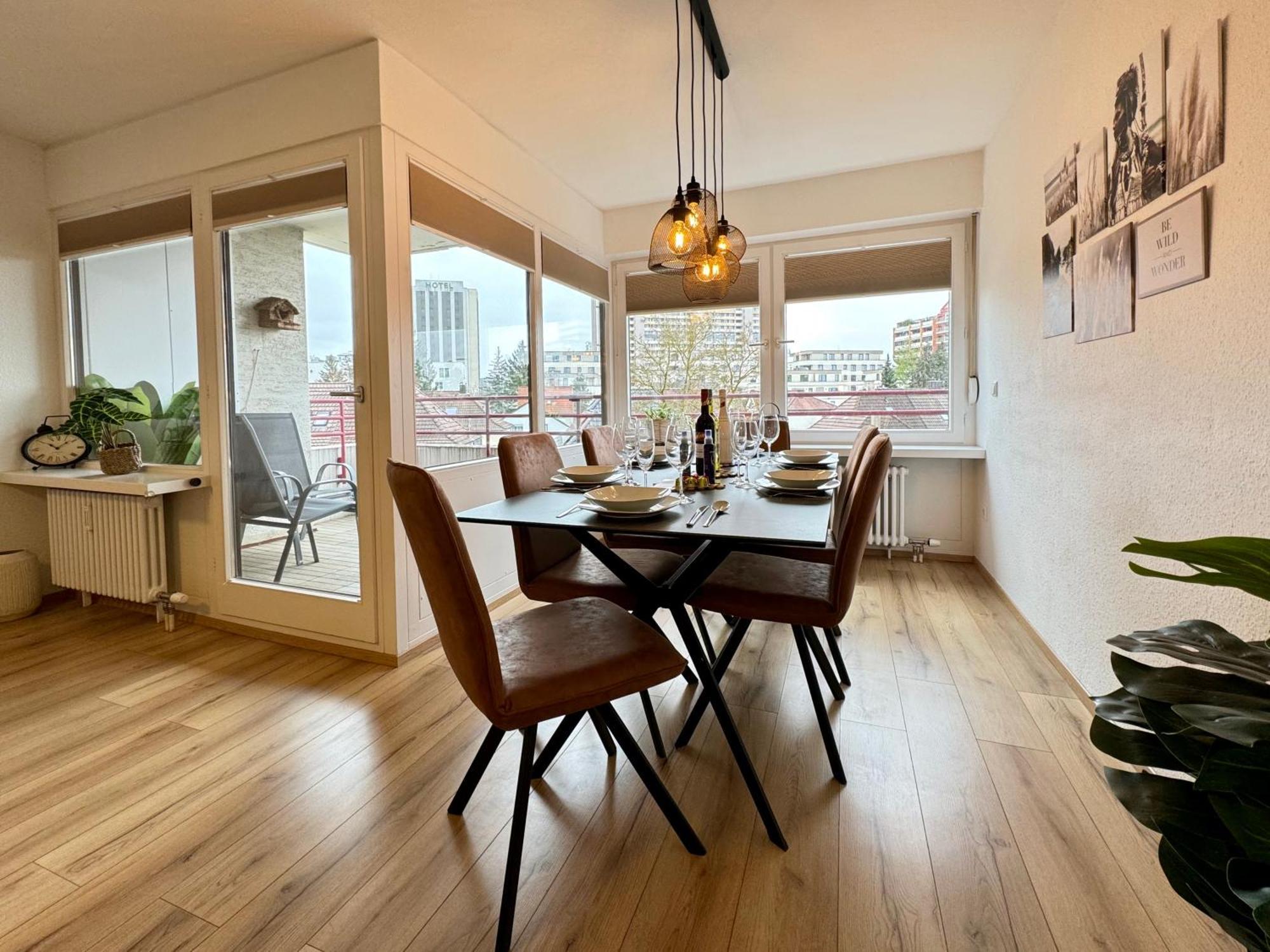 3 Apartment, 95 Qm, Max 5 Personen, Balkon, Garage, Internet 100 Mbit Leonberg